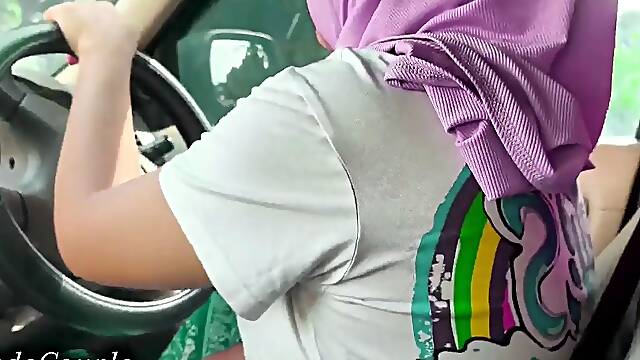 Indo viral Siswi berhijab nyepong kontol di dalam mobil sambil nyetir tantangan untuk nggak crot