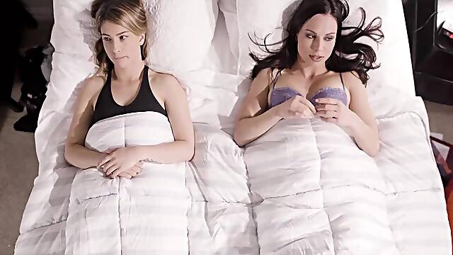 Teenage 18+ Lesbian: Kendra & Kristen- Pussy Eating