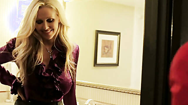 Julia Ann & Phoenix Marie: First Girlfriend Experience