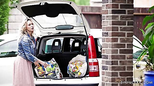 Busty babes Lenina Crowne and Karina King enjoys threesome fuck