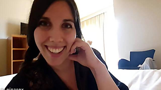 Mi madrastra me despierta, me descubre muy excitado y me masturba