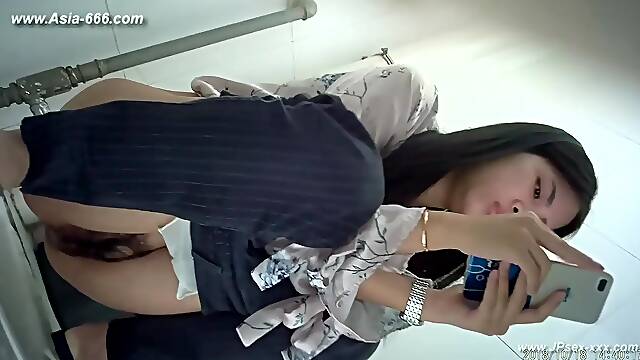 Chinese girls go to toilet.301
