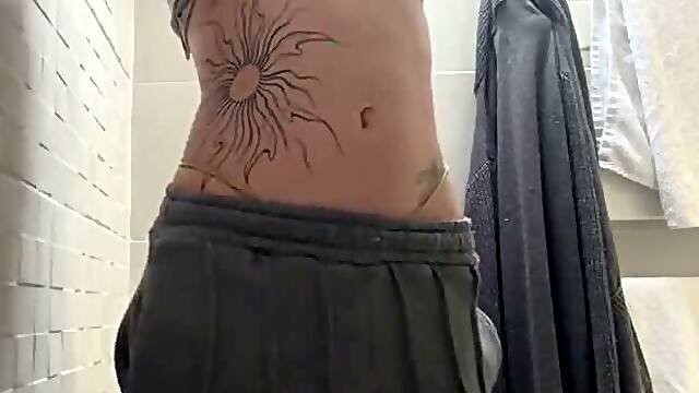 Vends-ta-culotte - Stunning French student dances while undressing in her bathroom