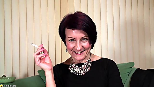 Ravishing mature babe with shaved pussy rubbing it in an robust solo shoot