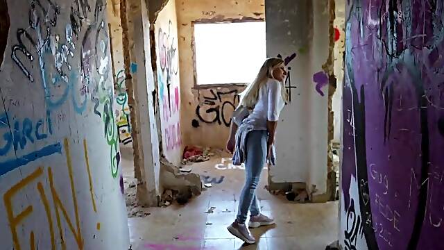 An Italian cocksmoker on holiday in Tenerife gives a foreigner oral-sex near the church!