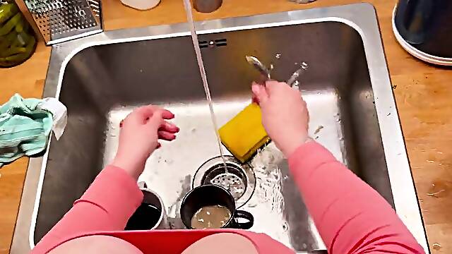 Blond cleaning lady in leggings takes in her!