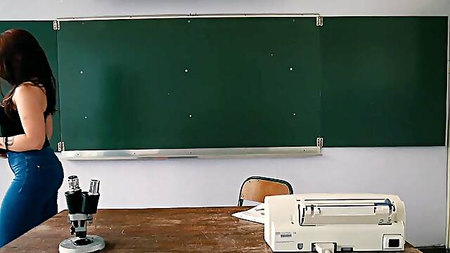 JOI ROLEPLAY - Une prof chaude te donne des instructions de branlette