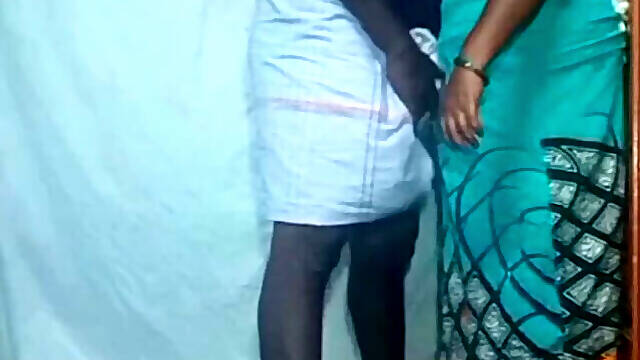 Desi girlfriend fucking in village home"