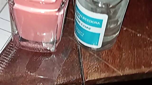 Pintando mis pies: fetiche de uñas y belleza descalza.