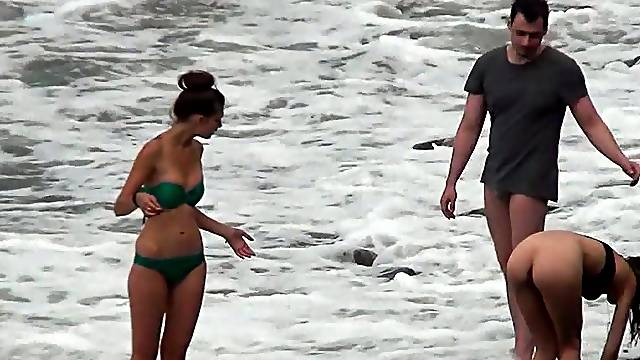 Voyeur loves to see them nude